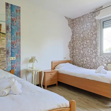 Apartment Groepsverblijf Monschau - Ruim Vakantiehuis voor 28 met Sauna